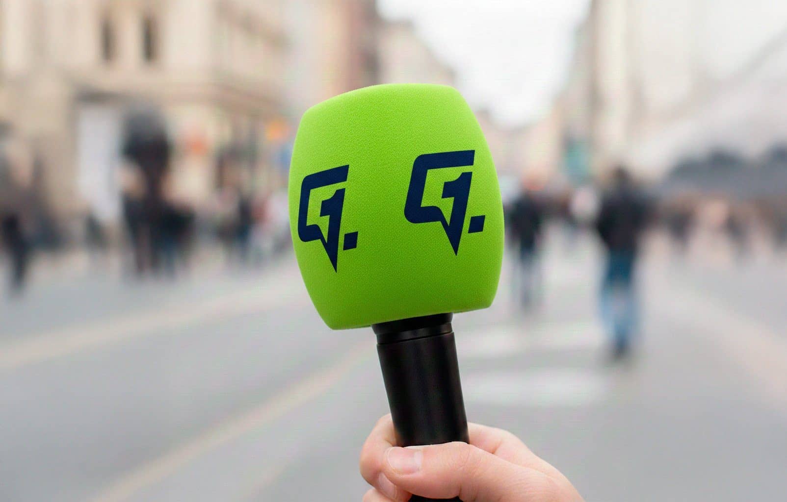 Micrófono de prensa de Generación 100.7 FM en la calle